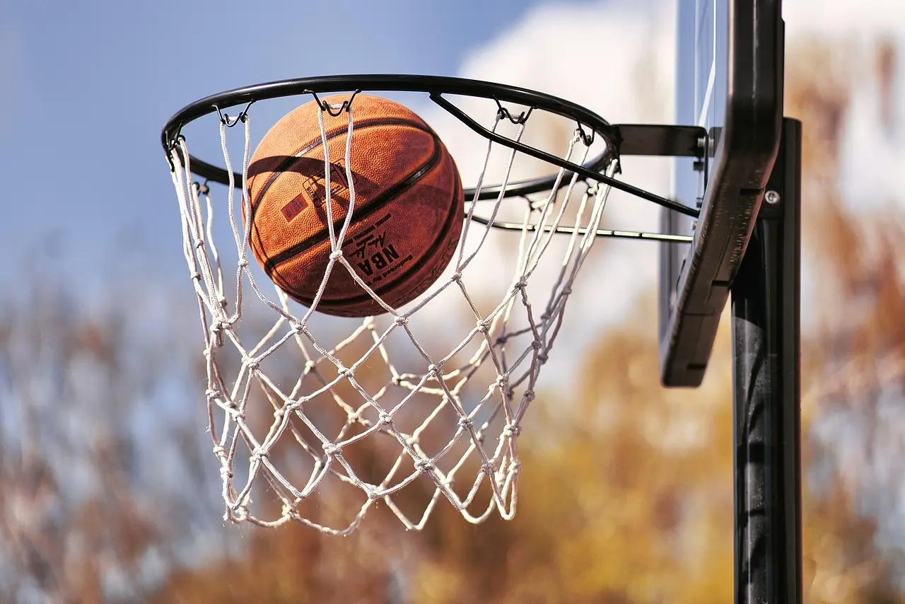 Basketball i nettet på en basketkurv
