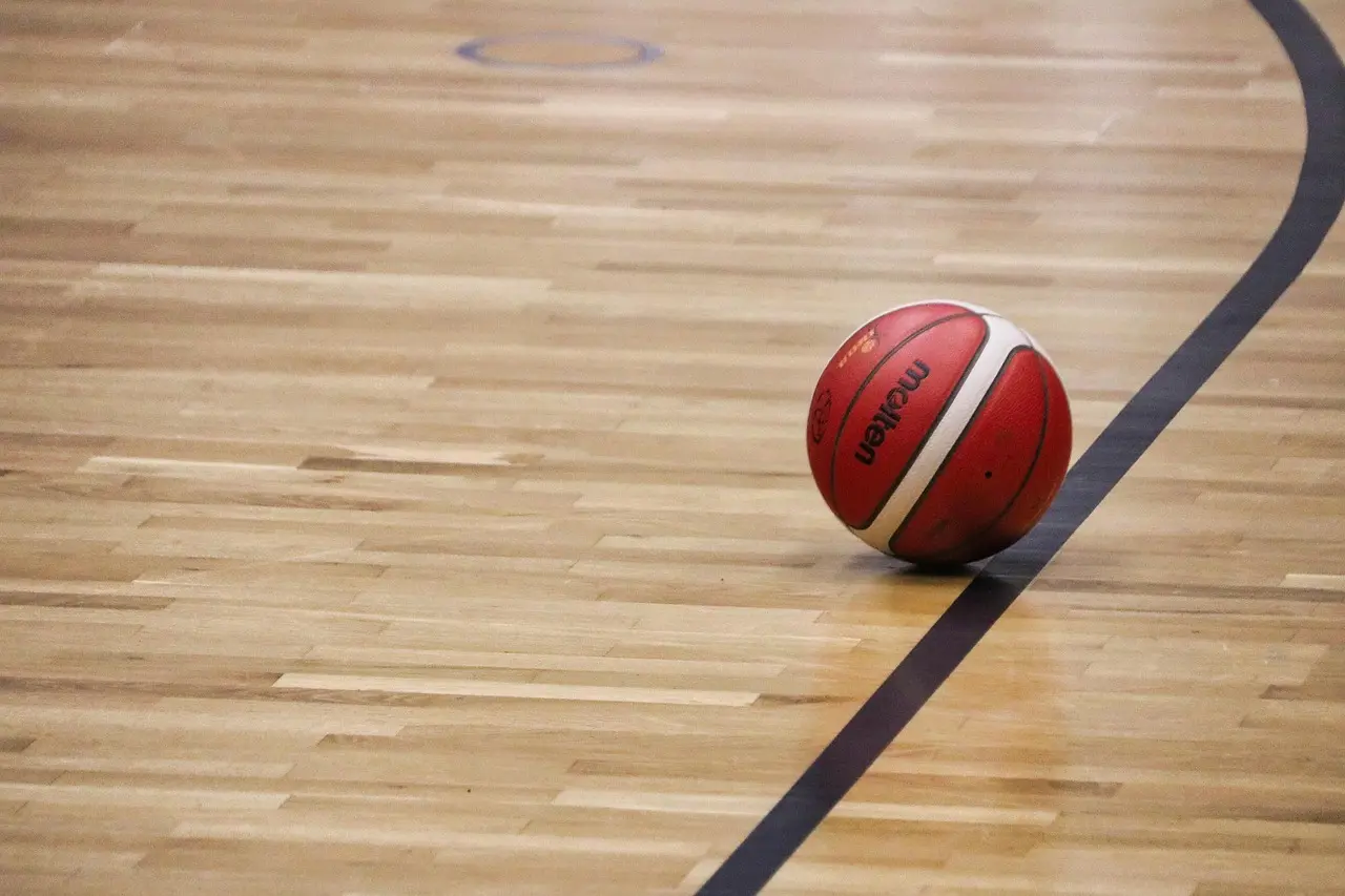Basketball på indendørs trægulv ved en banelinje